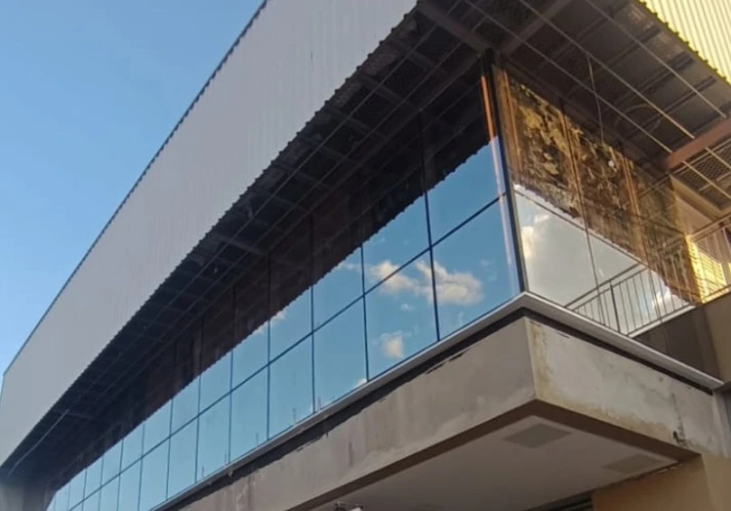 Fachada comercial em vidro temperado em Goiânia