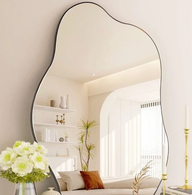 Espelho orgânico decorativo instalado pela Vidraçaria Dinâmica